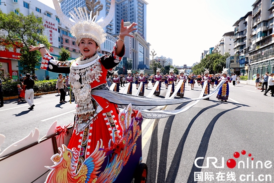 2024首屆中國凱里酸湯産業發展大會開幕_fororder_具有民族特色的苗族盛裝巡遊  攝影  楊展淩