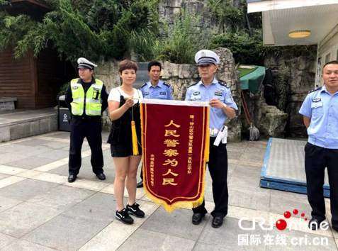 貴州六盤水交警開闢綠色通道搶救被電擊男子