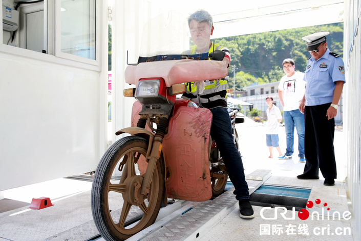 落實“放管服”六盤水交警移師鄉鎮審驗摩托車