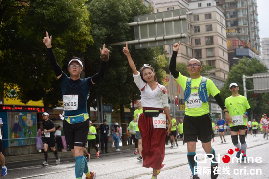 六盤水夏季國際馬拉松在雨中鳴槍開跑