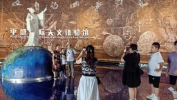 黔南州慶遇上暑假 “中國天眼”景區人氣旺