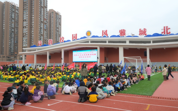 貴州仁懷：以宣促防 織密“校園消防網”_fororder_全校師生安全撤離到操場