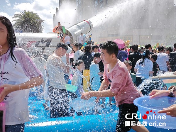 第十屆貴州·平塘民間水龍文化旅遊節開幕 邀您共赴夏日狂歡_fororder_潑水1