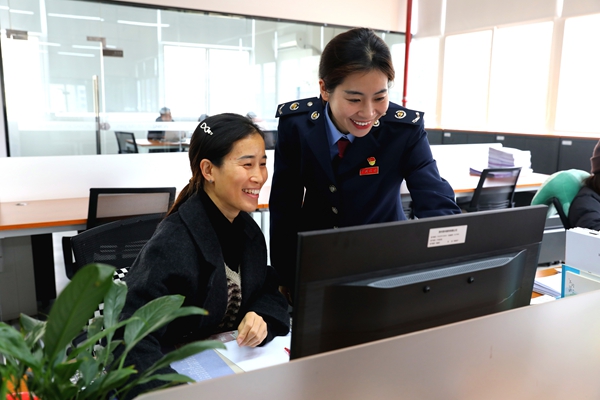 貴州黔西稅務：為出口退稅企業提供個性化指導_fororder_國家稅務總局黔西市稅務局關注當地出口退稅企業發展，為相關企業提供“一企一策”個性化稅費服務，輔導企業依法依規適用稅費政策，更好地防範跨境經營稅收風險。圖為稅務幹部近日在貴州質品服飾有限公司走訪，解答企業涉稅疑難。劉一帆