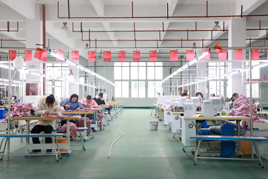 貴州都勻：興特色産業 強縣域經濟_fororder_順博（貴州）科技服飾有限公司生産線.webp