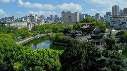 貴陽甲秀樓：秋陽染碧水 吸引八方來客