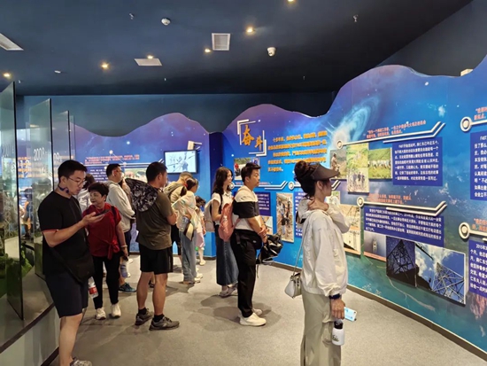 黔南州慶遇上暑假 “中國天眼”景區人氣旺_fororder_640 (5)