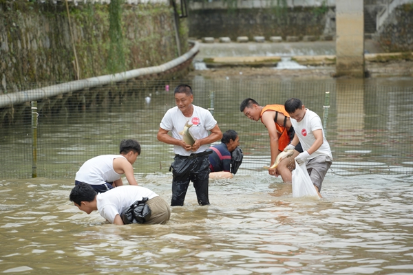 貴州仁懷舉行2025年農民豐收節暨喜豐趣味運動會_fororder_捉魚比賽現場 (2).JPG