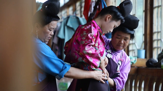 貴州丹寨：非遺周開幕在即 揚武精心“盛裝”以待_fororder_苗家姑娘對鏡梳粧、穿婚服