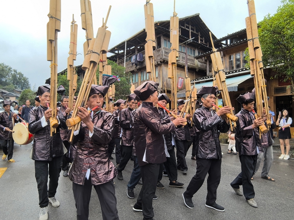 貴州黎平黃崗“香禾糯”節啟幕：千年侗寨品糯香 世界鄉村展新顏_fororder_民族盛裝巡遊中的蘆笙方隊（陳玉攝） - 副本