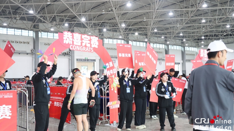 “英雄十八坡”再燃戰火 2025貴陽馬拉松激情開跑_fororder_IMG_4597.JPG