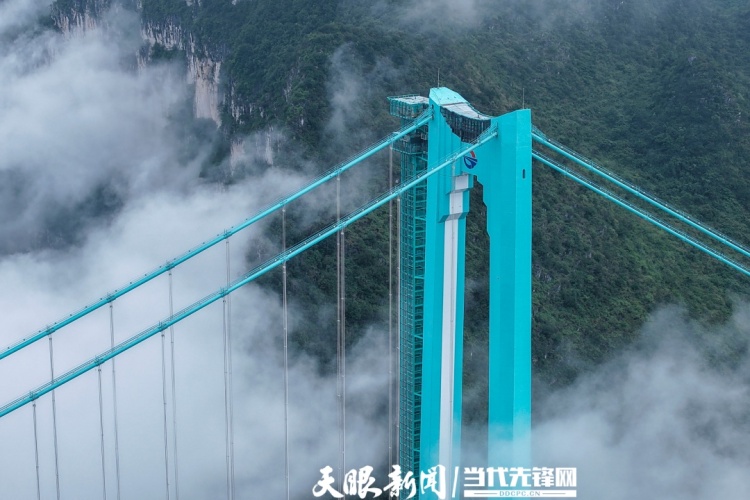 霧繞青巒，橋鎖煙霞！花江峽谷大橋宛若山水墨卷
