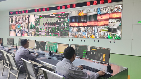 貴陽貴安開展城市生活垃圾分類體驗日活動_fororder_瀚藍（貴陽）固廢處理有限公司員工正在監測垃圾焚燒情況