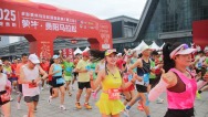 “英雄十八坡”再燃戰火 2025貴陽馬拉松激情開跑