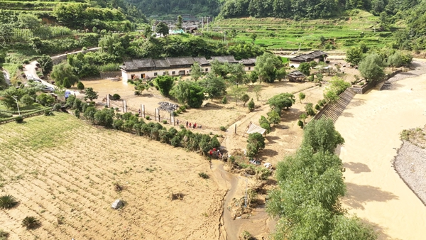 貴州丹寨：黨員幹部合力助旅遊景區災後重生_fororder_6月29日 ,丹寨縣石橋村黔顏生態茶園受災現場航拍圖，文興貴攝