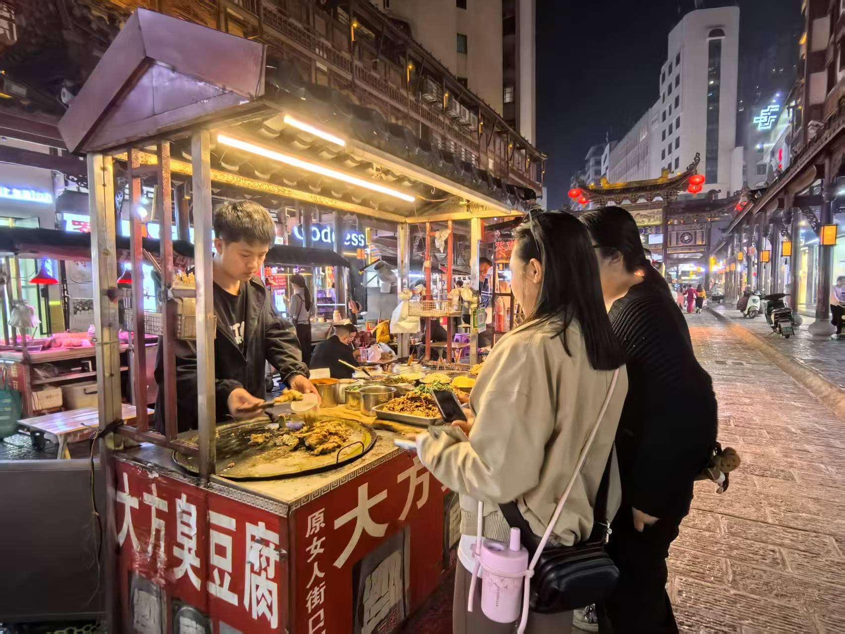 貴州都勻：石板街的潮汐攤位人潮涌動_fororder_17439967612323