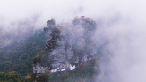 貴州務川：霧鎖山川“七柱擎天”