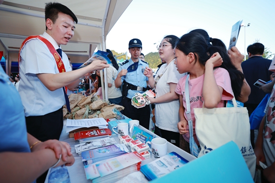 “交”響花溪反詐行 “樂”守錢財幸福盈音樂會在貴陽舉辦_fororder_20250705192039_ZYXL0702_batch_2_1751726594243