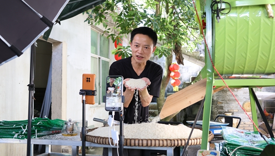 貴州獨山：以“電商直播+黔貨”解鎖縣域經濟發展新活力_fororder_博主盧方貴正在直播