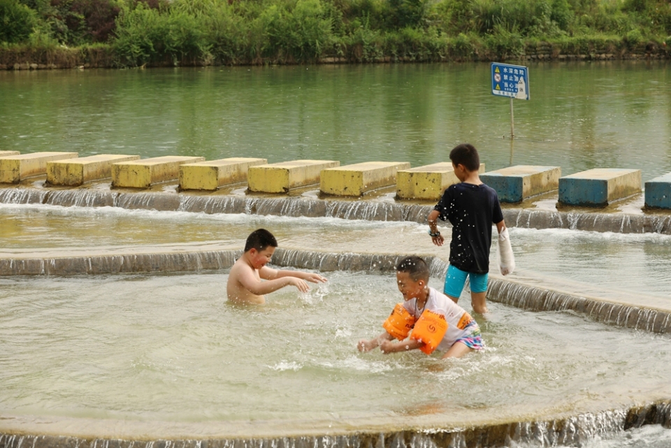 貴州龍裏：餘下魚鱗壩成歡樂海洋_fororder_盡情戲水