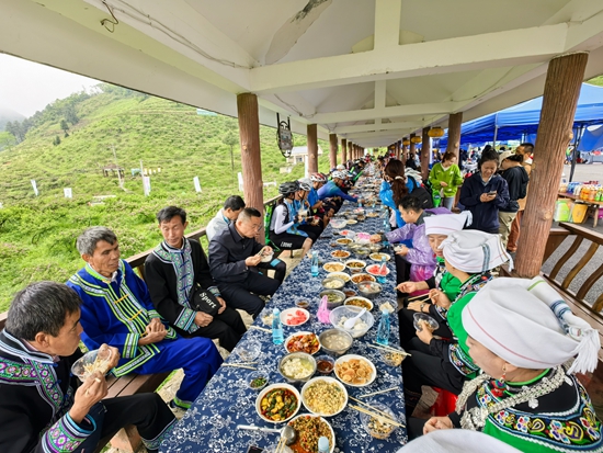 貴州龍裏：600多名騎手穿行山水間 感受生態之美_fororder_839ee6bafec4b5538d29e7b64c15d524