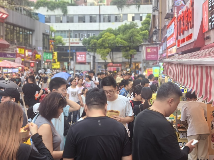 23℃的夏日清涼！貴陽：遊客“人從眾” 消費“火出圈”