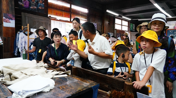 貴州丹寨：特色苗寨全力備戰暑期旅遊高峰_fororder_7月8日，遊客在卡拉銀匠村的苗族蠟染展廳參觀，莫昌怡攝.JPG