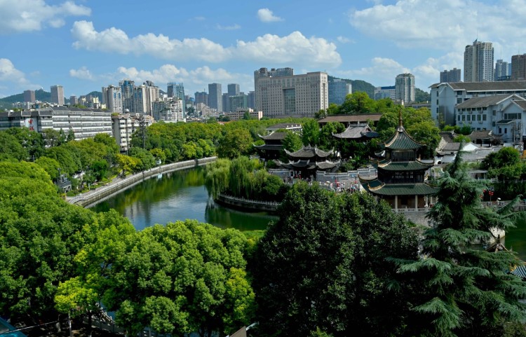 貴陽甲秀樓：秋陽染碧水 吸引八方來客