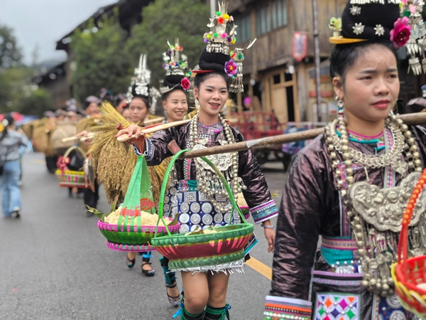 貴州黎平黃崗“香禾糯”節啟幕：千年侗寨品糯香 世界鄉村展新顏_fororder_民族盛裝大巡遊禾糯飄香方陣（陳玉攝）