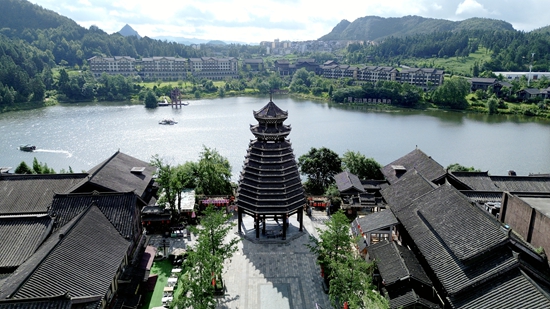 貴州丹寨：災後煥新顏 “非遺+研學”引暑期旅遊熱潮_fororder_7月3日，丹寨縣萬達小鎮航拍圖，潘大宇攝