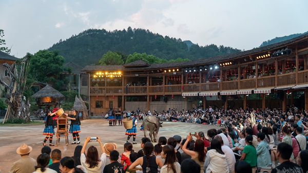 貴州荔波瑤山古寨景區以優質服務迎接暑期旅遊旺季_fororder_遊客觀看《瑤山·瑤人》演出2