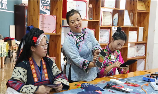 貴州省民族團結進步模範個人韋厚珍:一針一線繡出民族團結“同心圓”_fororder_圖片1