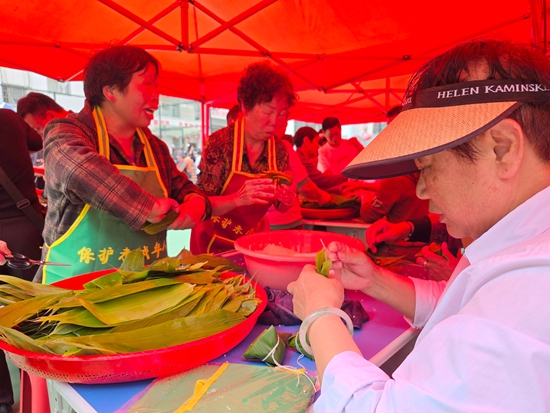 貴州甕安：粽葉飄香迎端午 鄰裡共聚話溫情_fororder_包粽子比賽（羅吉麟 攝）