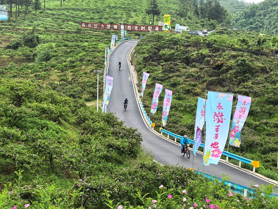 貴州龍裏：600余名國內外騎手穿行山水間 感受生態之美_fororder_18097795819f1d02d57d6efb59fda5ca