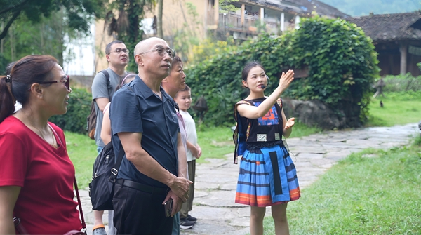 貴州荔波瑤山古寨景區以優質服務迎接暑期旅遊旺季_fororder_導遊為遊客講解