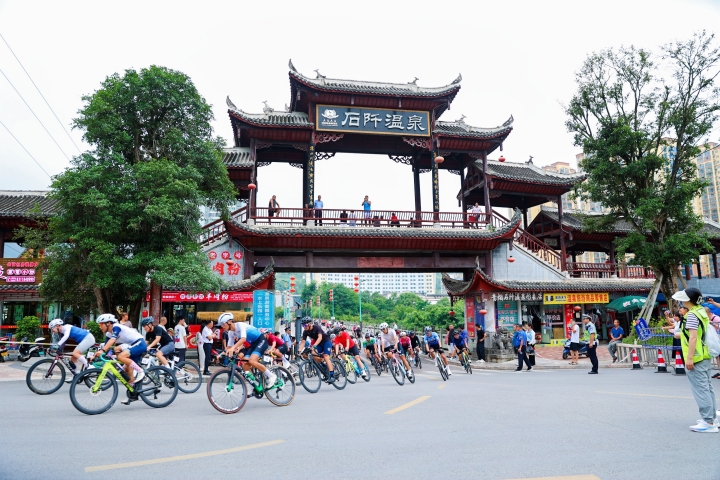 四百騎手繞著風光競速 | 2025第二屆環石阡古溫泉自行車賽開幕