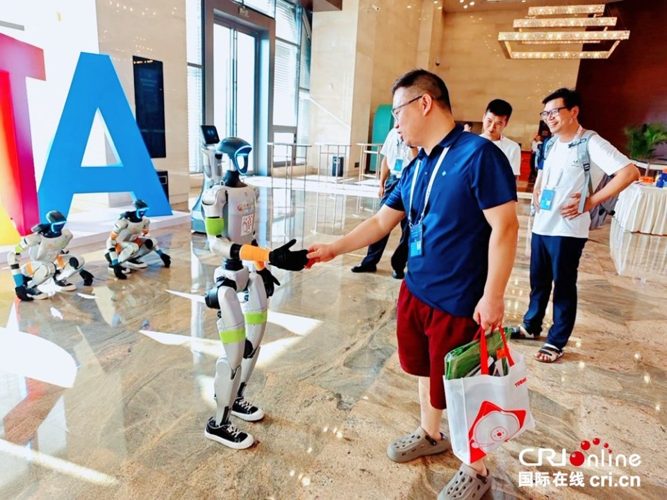 2025數博會 | 未來已來！無人機足球賽 機器人打八段錦 貴陽變身科幻現場_fororder_微信圖片_2025-08-29_155704_719