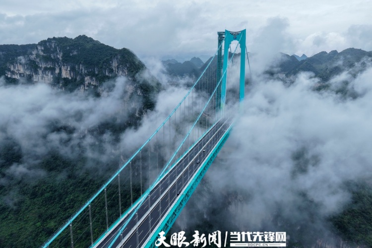 霧繞青巒，橋鎖煙霞！花江峽谷大橋宛若山水墨卷