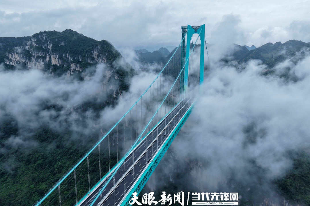 霧繞青巒,橋鎖煙霞!花江峽谷大橋宛若山水墨卷