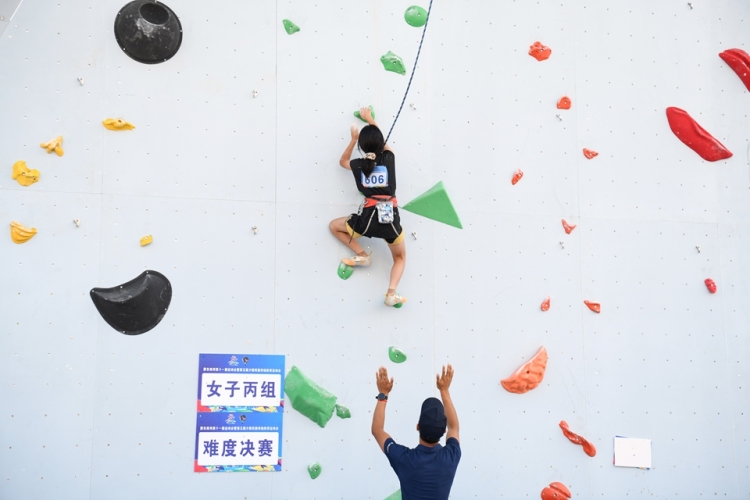 貴州黃平:黔東南州運會攀岩賽 黃平創佳績_fororder_2025年7月19日,參賽選手在參加攀岩項目比賽。陳孝新 攝.JPG