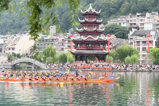 文旅融合賦新能 千年鎮遠煥生機_fororder_龍舟賽場熱鬧非凡（江春健 攝）.JPG