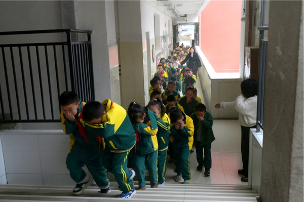 貴州仁懷：以宣促防 織密“校園消防網”_fororder_警報聲響起，全校師生彎腰低姿、手捂口鼻，遵循預設疏散路線逃生 (2)