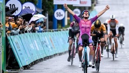 首屆環貴州公園省國際公路自行車賽啟幕 全球騎手以車輪丈量多彩貴州畫卷