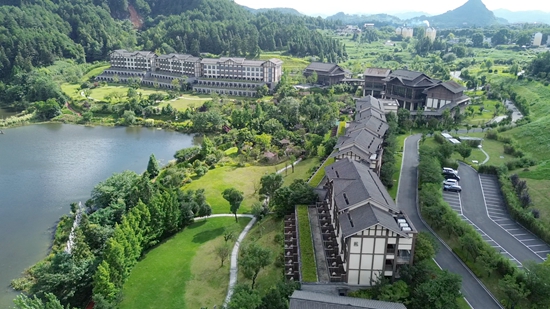 貴州丹寨：災後煥新顏 “非遺+研學”引暑期旅遊熱潮_fororder_7月3日，丹寨縣萬達小鎮航拍圖，潘大宇攝 (2)