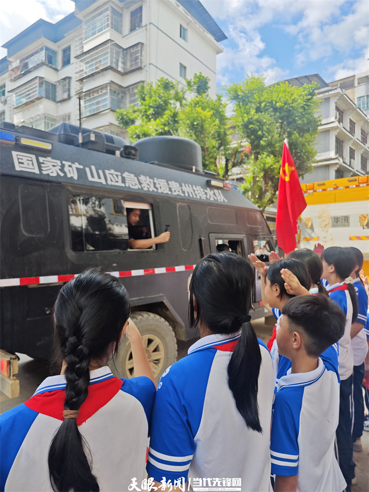 榕江上萬群眾夾道送別救援隊伍｜“恩人慢走，危難時刻感謝有你！”