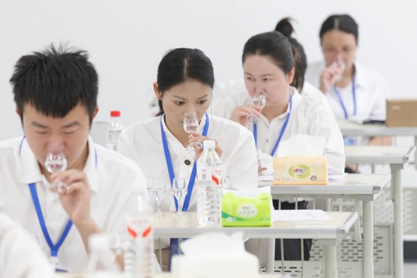 貴州仁懷百名品酒師競逐“國賽”入場券_fororder_2