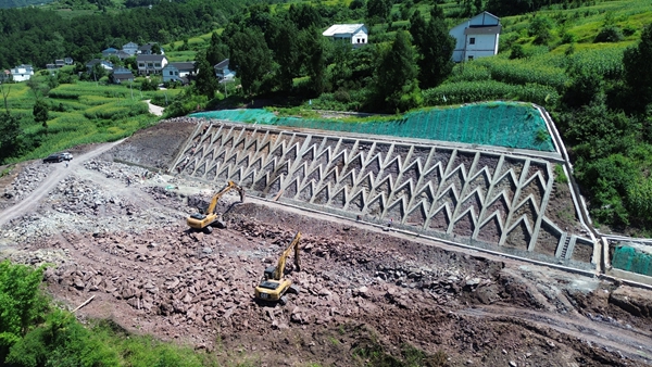 S306仁懷茅壩至龍井公路改擴建項目穩步推薦_fororder_人字形骨架邊坡防護施工.JPG