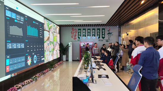 貴陽貴安開展城市生活垃圾分類體驗日活動_fororder_參觀人員正在參觀貴陽貝爾藍德科技有限公司