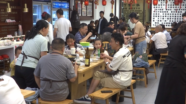 六盤水市鍾山區：“夜經濟”燃爆國慶、中秋遊_fororder_微信圖片_2025-10-09_164157_078