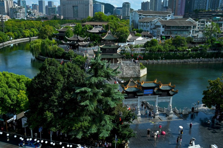 貴陽甲秀樓：秋陽染碧水 吸引八方來客